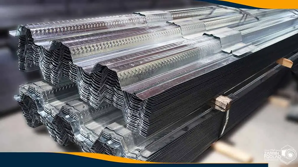 ورق‌های عرشه فولادی تولید شده در دو دسته روی یکدیگر قرار گرفته اند.